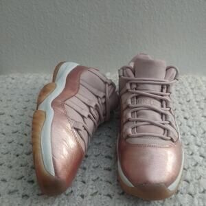 Air Jordan 11 Retro Low 'Rose Gold' women size 10.5
